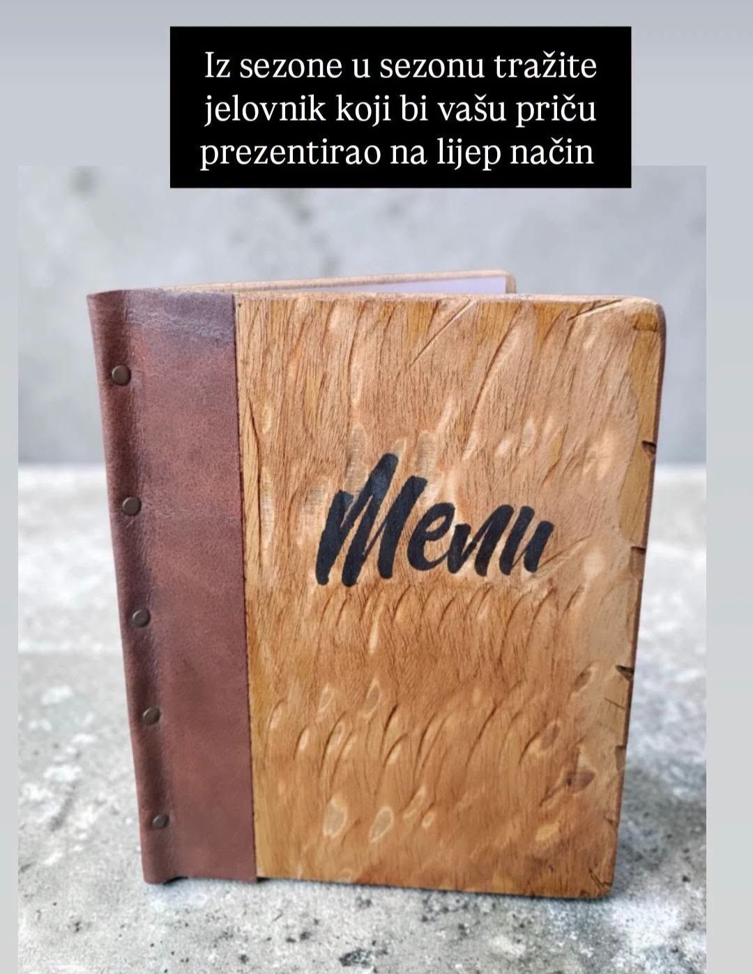 Jelovnik A4 u svijetlom drvu s natpisom Menu