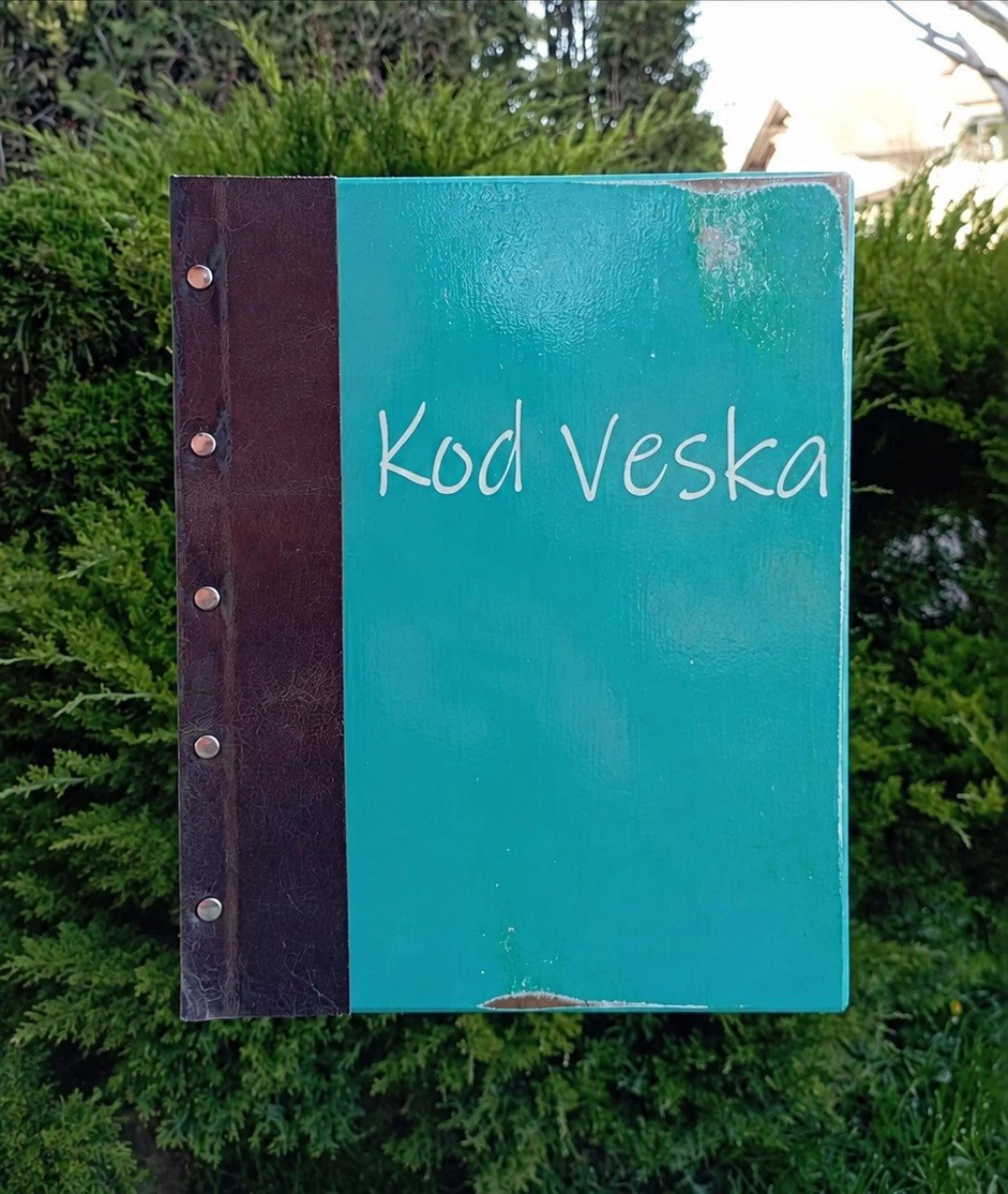 Tirkizni jelovnik s natpisom Kod Veska